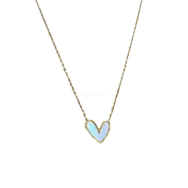 💛 Colar Dourado Coração Metal – Elegância e Romance no Seu Estilo