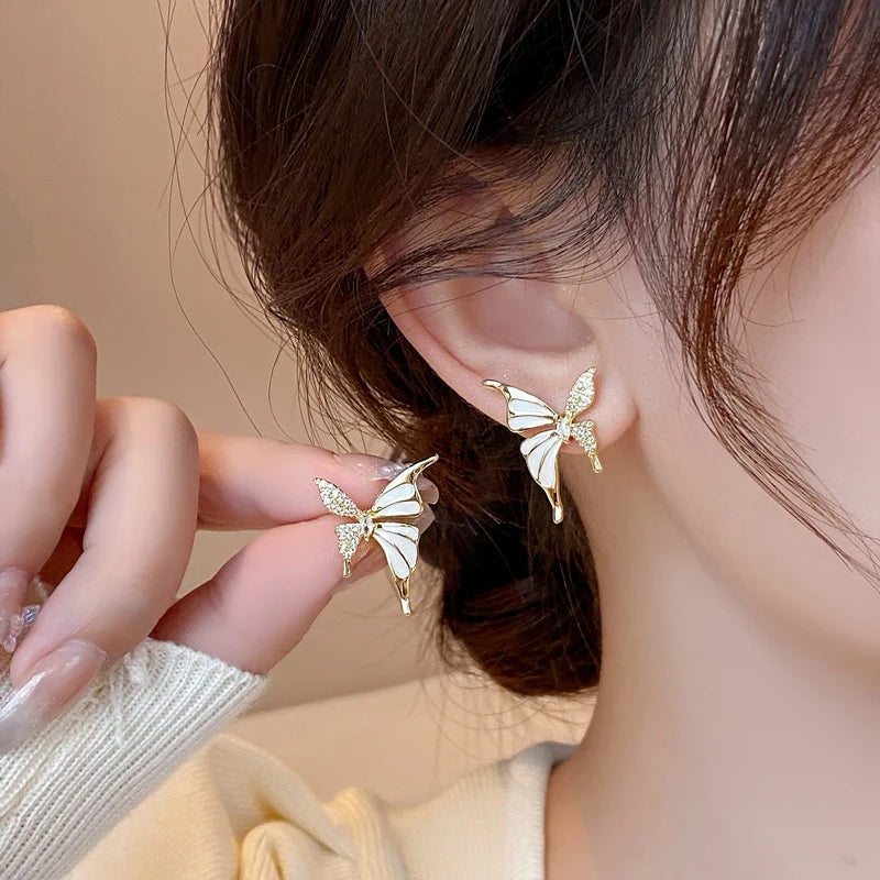 🦋 Brincos Borboleta em Zircônia – Elegância Luxuosa para o Outono e Inverno