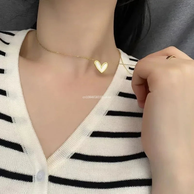 💛 Colar Dourado Coração Metal – Elegância e Romance no Seu Estilo