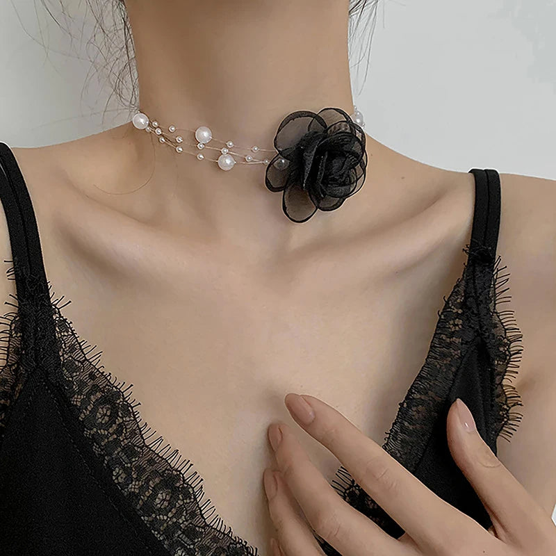 🌸 Choker Romântico Mori com Pérolas e Camélia – Delicadeza e Sofisticação