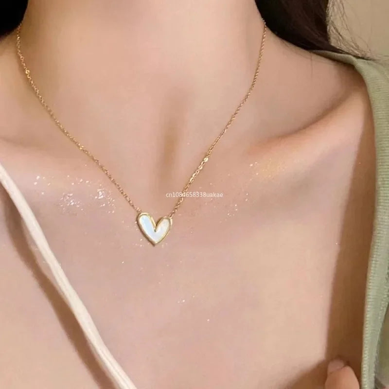 💛 Colar Dourado Coração Metal – Elegância e Romance no Seu Estilo