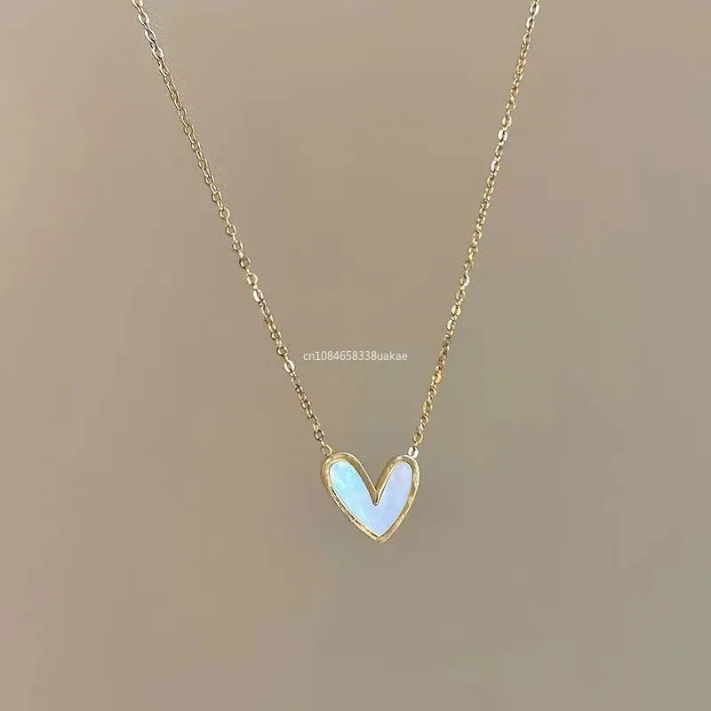 💛 Colar Dourado Coração Metal – Elegância e Romance no Seu Estilo