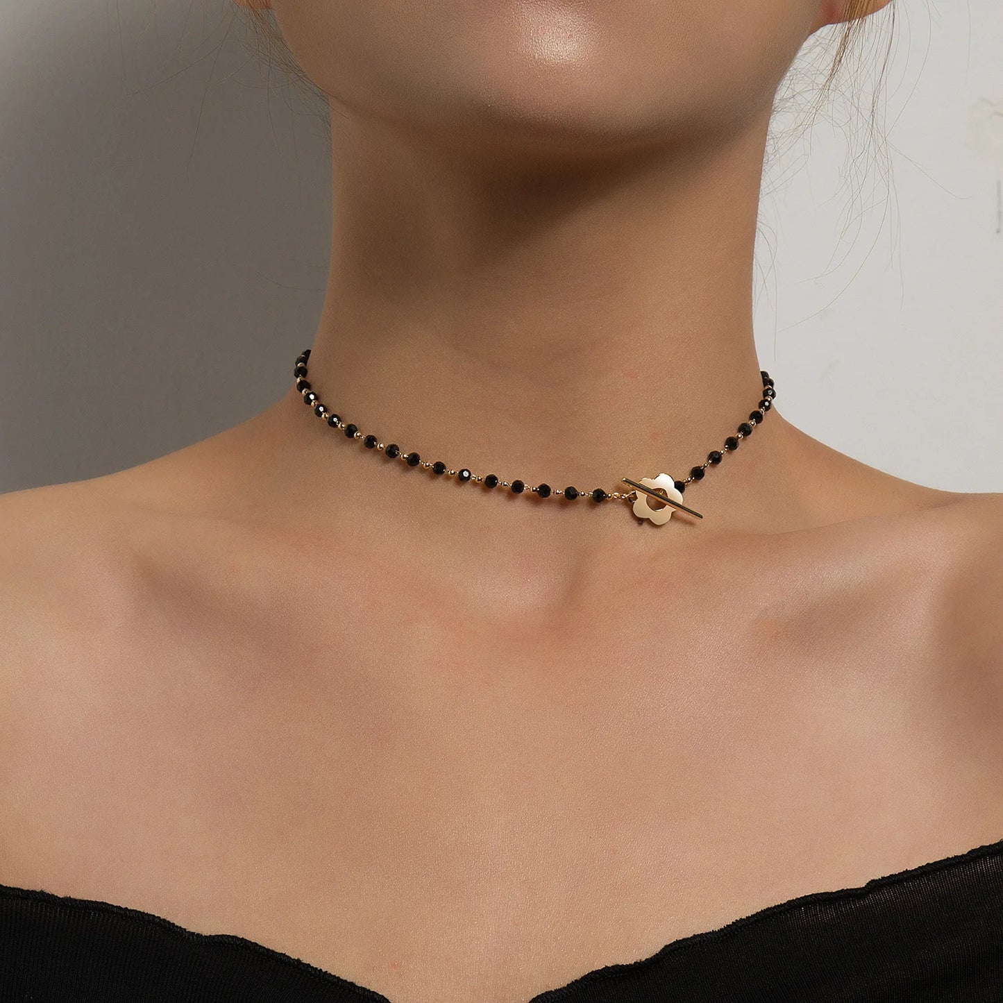 ✨ Colar Choker Luxuoso com Pérolas e Fecho Flor OT ✨