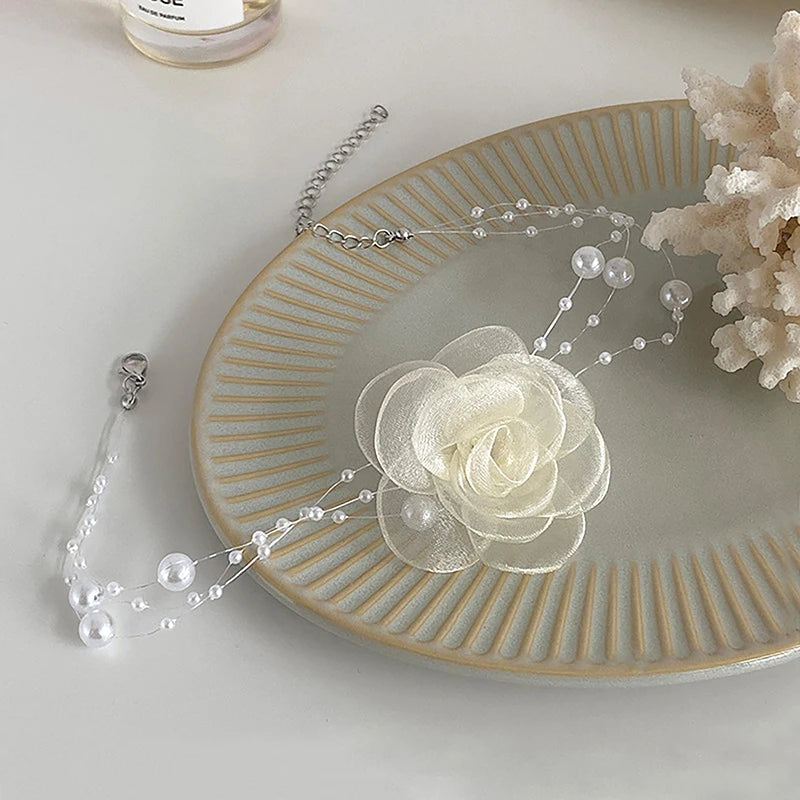 🌸 Choker Romântico Mori com Pérolas e Camélia – Delicadeza e Sofisticação