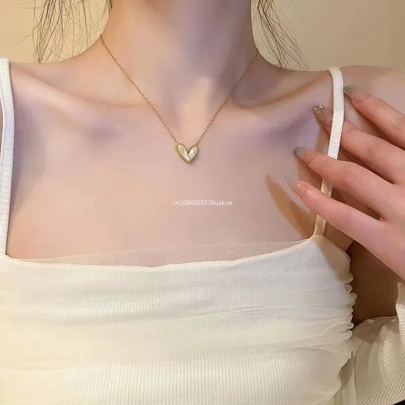 💛 Colar Dourado Coração Metal – Elegância e Romance no Seu Estilo