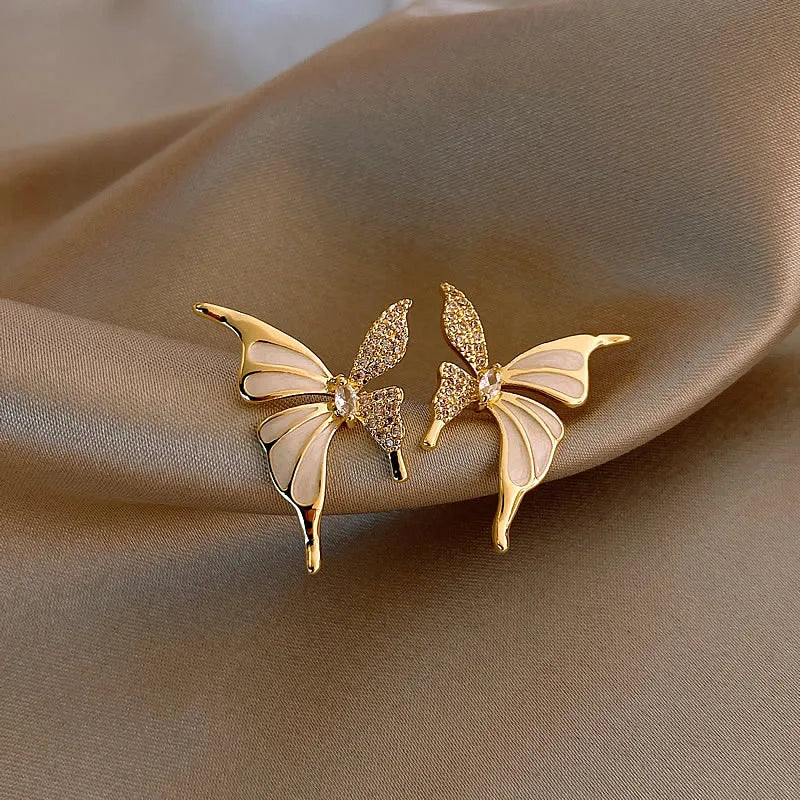 🦋 Brincos Borboleta em Zircônia – Elegância Luxuosa para o Outono e Inverno
