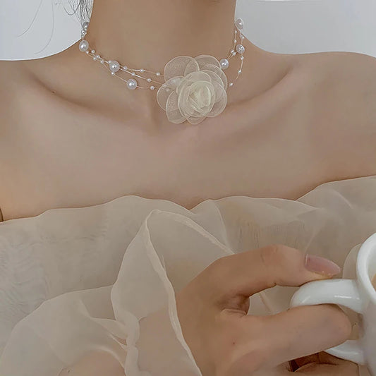 🌸 Choker Romântico Mori com Pérolas e Camélia – Delicadeza e Sofisticação