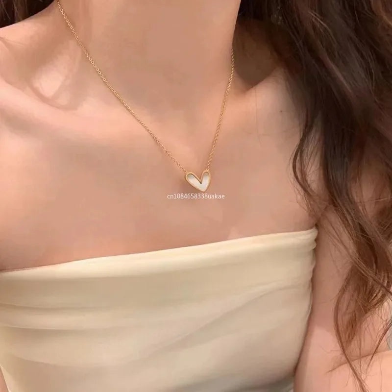 💛 Colar Dourado Coração Metal – Elegância e Romance no Seu Estilo