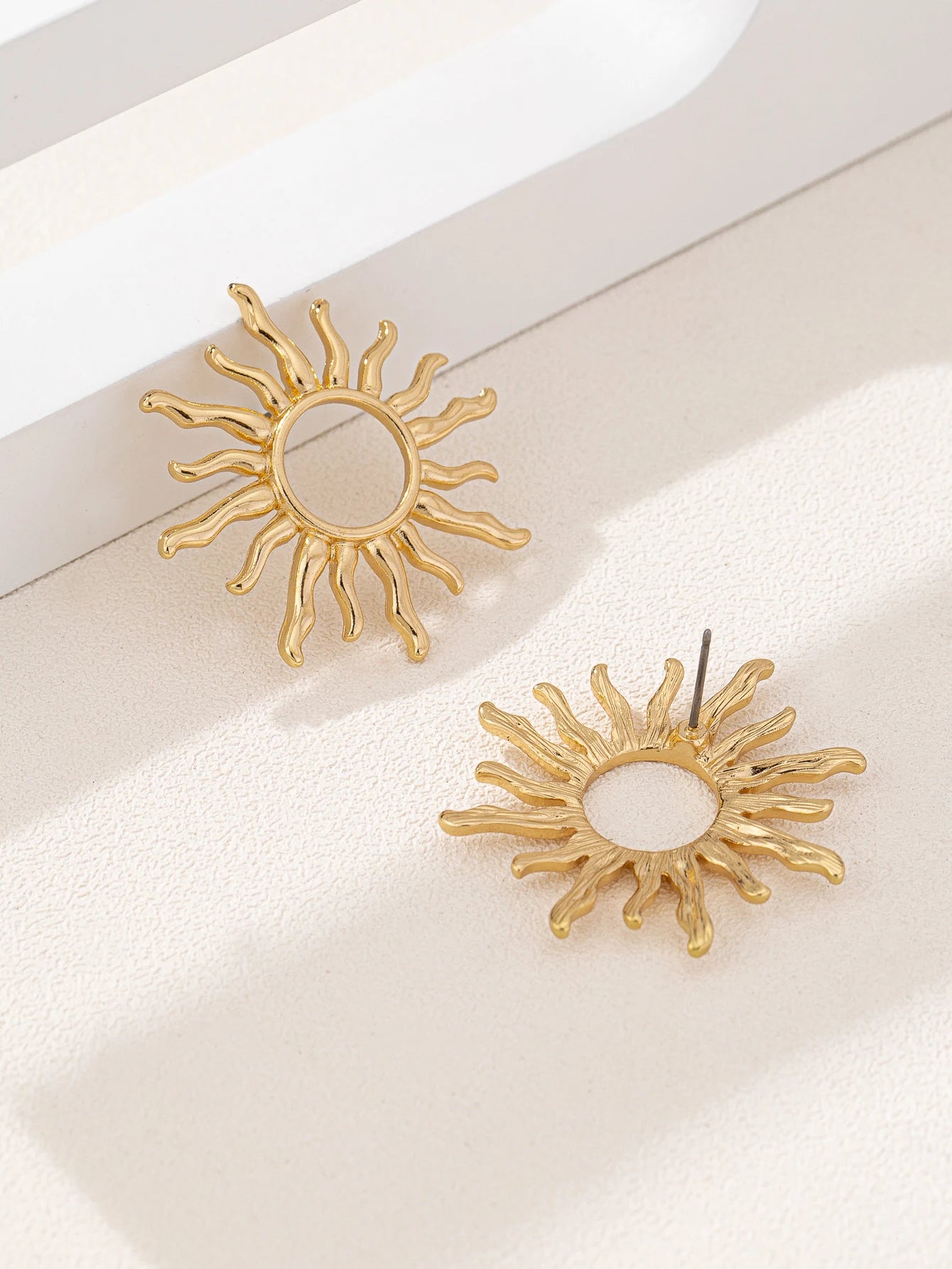 🌻 Brincos de Girassol em Liga de Zinco – Elegância Clássica